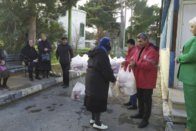 Adının hallanmağını istəməyən xeyriyyəçi ahıllara yardım edib