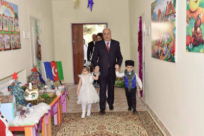 İcra başçısı uşaqlara bayram hədiyyələri təqdim edib