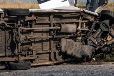 Sərnişin avtobusu dərəyə aşıb
