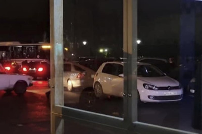 Avtobus dayanacağının ərazisi avtomobillərlə zəbt olunub
