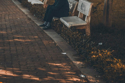 Dənizkənarı parkda istirahət edən ahıl kişi dünyasını dəyişib