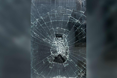 Sumqayıtda yeniyetmə qatarın şüşəsini sındırıb