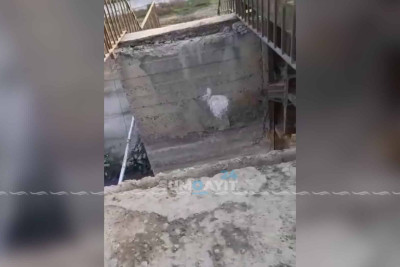 Sumqayıtda körpü çöküb: kişi və uşaq kanala düşüblər