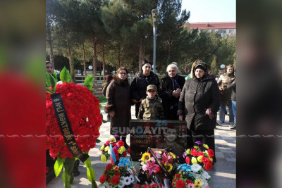 1-ci sinif şagirdləri şəhidimizin məzarını ziyarət ediblər