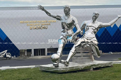 Mehdi Hüseynzadə stadionunun önündəki lövhə yığışdırılıb