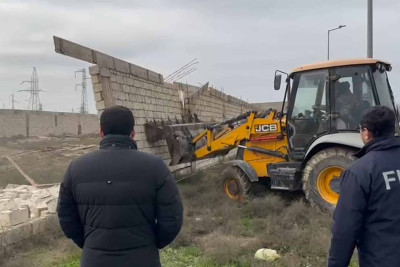 Sumqayıtda sənədsiz tikilən obyekt sökülüb