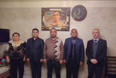 Məktəb kollektivi şəhid Hüseyn Yusifovun ailəsinə baş çəkib