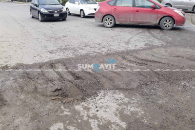 Avtovağzalın önündə avtomobillər çuxurda ilişib qalır