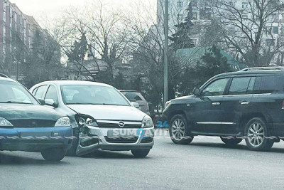 Sumqayıtda iki avtomobil toqquşub