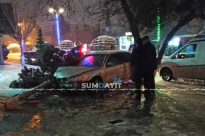 Sumqayıtda minik avtomobili ağaca çarpılıb