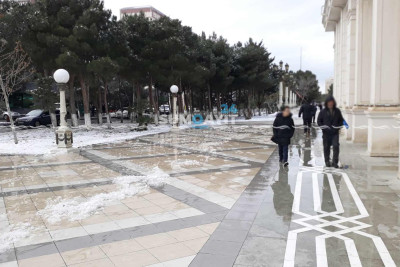 “Heydər” parkı qar yağanda keçilməz olur
