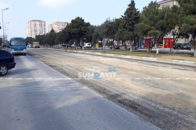 Bakı küçəsində avtomobil yolu təmir edilir