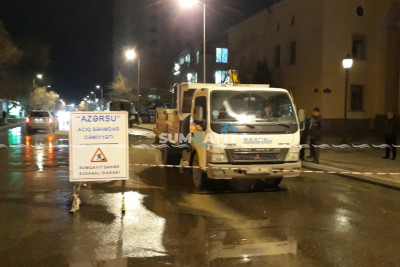 Sumqayıtda küçəni içməli su basıb