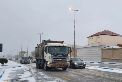 Sumqayıtda yollara qum-duz qarışığı səpilir