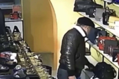 Mağazada çanta seçən kişi sonda telefon oğurlayıb