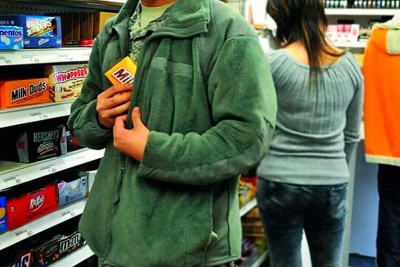 İmkanı olmadığından uşağı üçün balıq kürüsü oğurlayıb