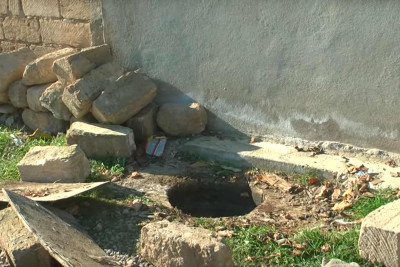 Sarayda kanalizasiya xətlərinin olmaması evlərdə çatlar yaradır
