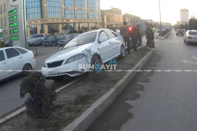 Sumqayıtda qəza: minik maşını bördürə çarpılıb