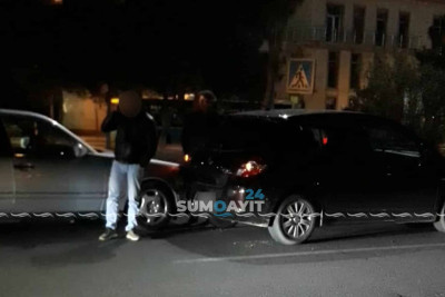 “Mercedes” piyadalara yol verən avtomobilə çarpılıb