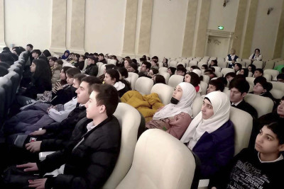 Peşə Mərkəzinin tələbələri tamaşa izləyiblər