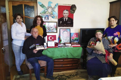 Kitabxana əməkdaşları şəhid ailəsinə baş çəkiblər