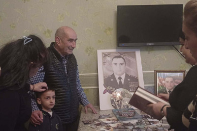 Kitabxana əməkdaşları şəhidin doğum günü ərəfəsində ailəsini ziyarət ediblər