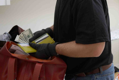 Evin yıxılan dirəyi: oğul öz valideynlərindən oğurluq etdi