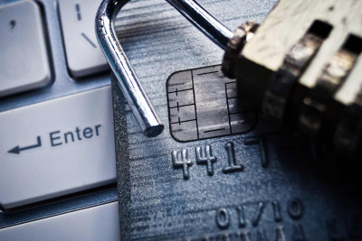 Qadın bank hesabından oğurluq edib