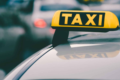 Sumqayıtda taksi sürücüsünü hədələyərək taladılar