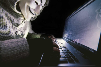 Qadın bank hesabından pul oğurlayıb