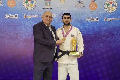 Namiq Abaslı Qran-Prinin qızıl medalına sahibləndi