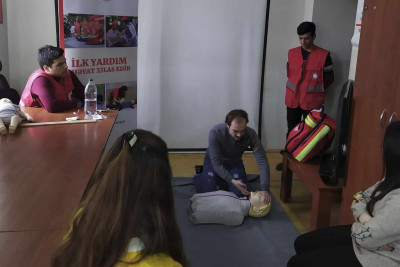 Tələbələrə ilk yardım mövzusunda praktik təlim nümayiş olunub