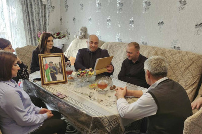 Uşaq İncəsənət Məktəbinin kollektivi şəhid ailəsinin qayğıları ilə maraqlanıb