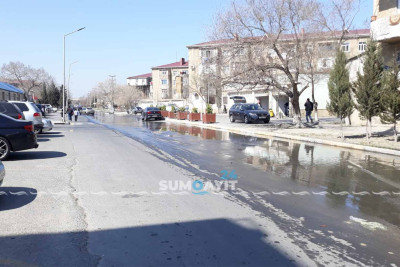 Rəhman Qəhrəmanov küçəsində kanalizasiya quyusu daşıb