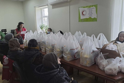 Sumqayıtda xeyriyyəçi ehtiyaclı ailələrə kömək əlini uzadıb