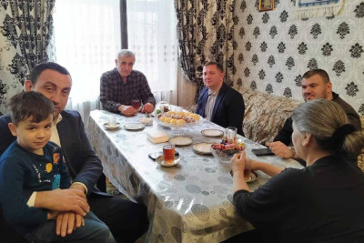 Bayram ərəfəsində şəhid və qazi ailələrinə sovqatlar paylanılıb