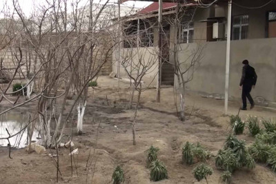 Sumqayıtda evlərin altından keçən kanalizasiya suları daşıb