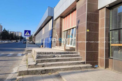 Piyadaları düşünməyən sahibkar səkini zəbt edib