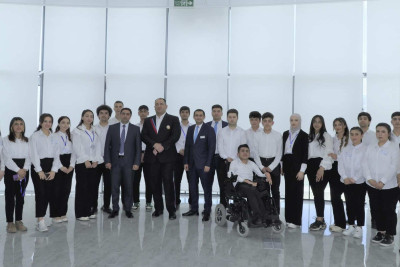İlham Zəkiyev gənclərlə görüşüb
