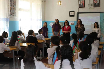 Qız şagirdlərlə inkişaf və İKT sahəsində biliklərinin artırılması təlimi keçirilib