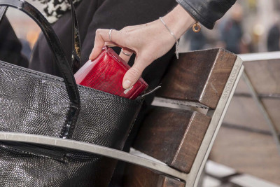 Sarayda qadının cüzdanı talanıb