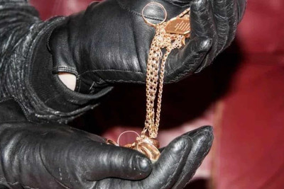 Ceyranbatanda evdən 12 min manatlıq qızıl oğurlanıb