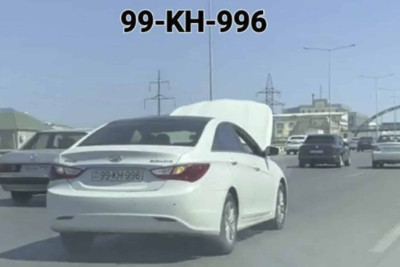 Bakı-Sumqayıt yolunda təhlükəli anlar: avtomobili kapotu açıq vəziyyətdə sürdü