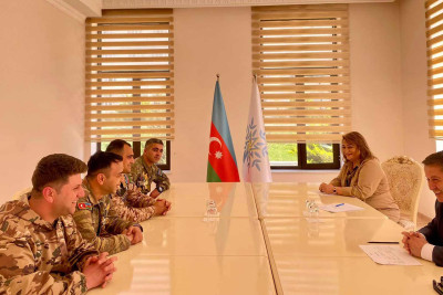 Deputat Hicran Hüseynova sakinlərin müraciətlərini dinləyib