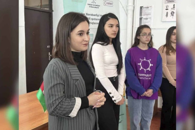 Qız tələbələr şəxsi inkişaf mövzusunda seminara qatılıblar