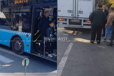 Sərnişin avtobusu yük maşınına çarpılıb