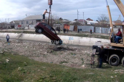 Evə gedən sürücü qayıdanda maşını kanalda tapıb