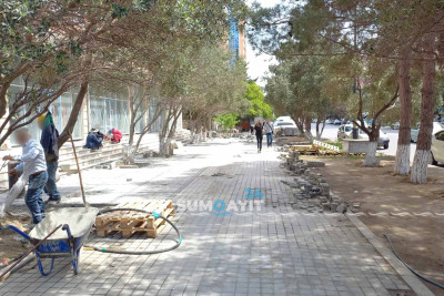 Daha bir küçədə piyada səkisi təmir olunur