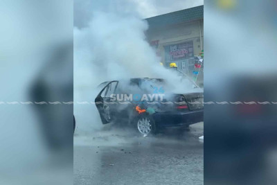 Sumqayıtda “Mercedes” qəfildən alışıb