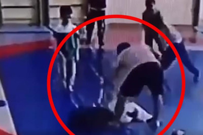7 yaşlı uşağın boynunun qırıldığı an - VİDEO